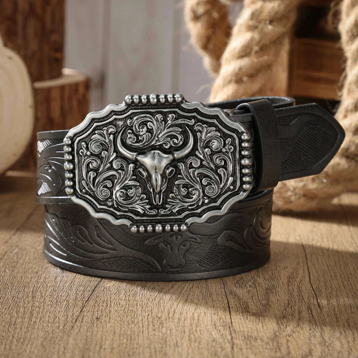 A PU belt suitable for both men and women, combining the style of western denim and retro, is perfect for daily casual outings