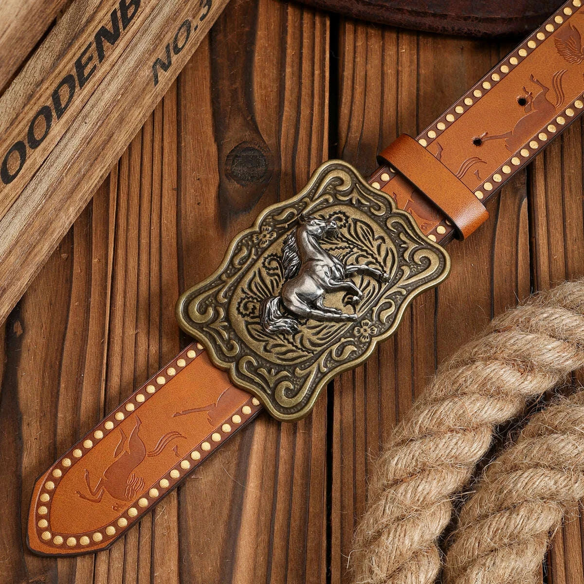 A PU belt suitable for both men and women, combining the style of western denim and retro, is perfect for daily casual outings