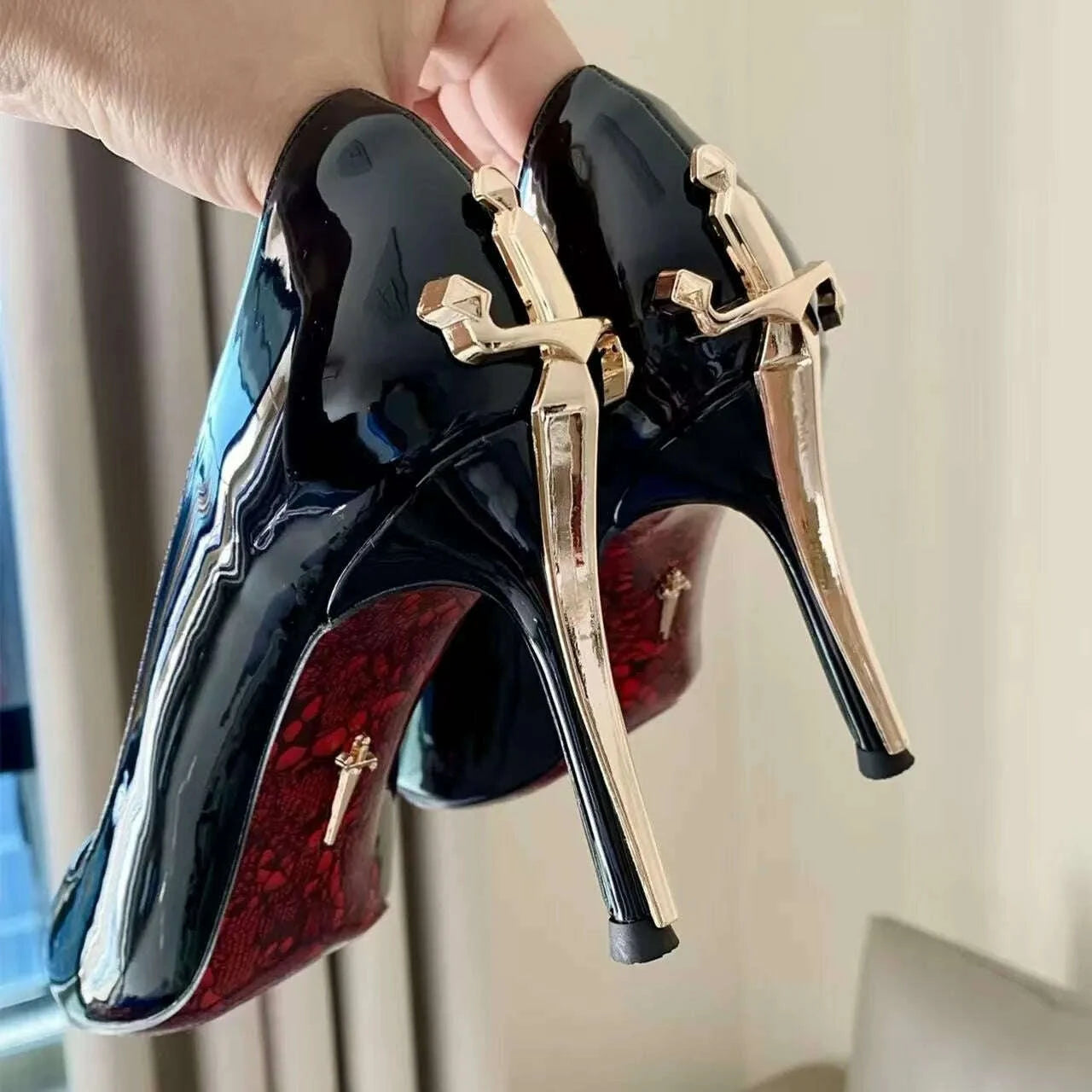 High Heels, Pointed Red Sole, Sharp Blade, Scepter, Patent Leather, Metallic, Sexy, Ladies in Arms, High-end Black Single Shoes
