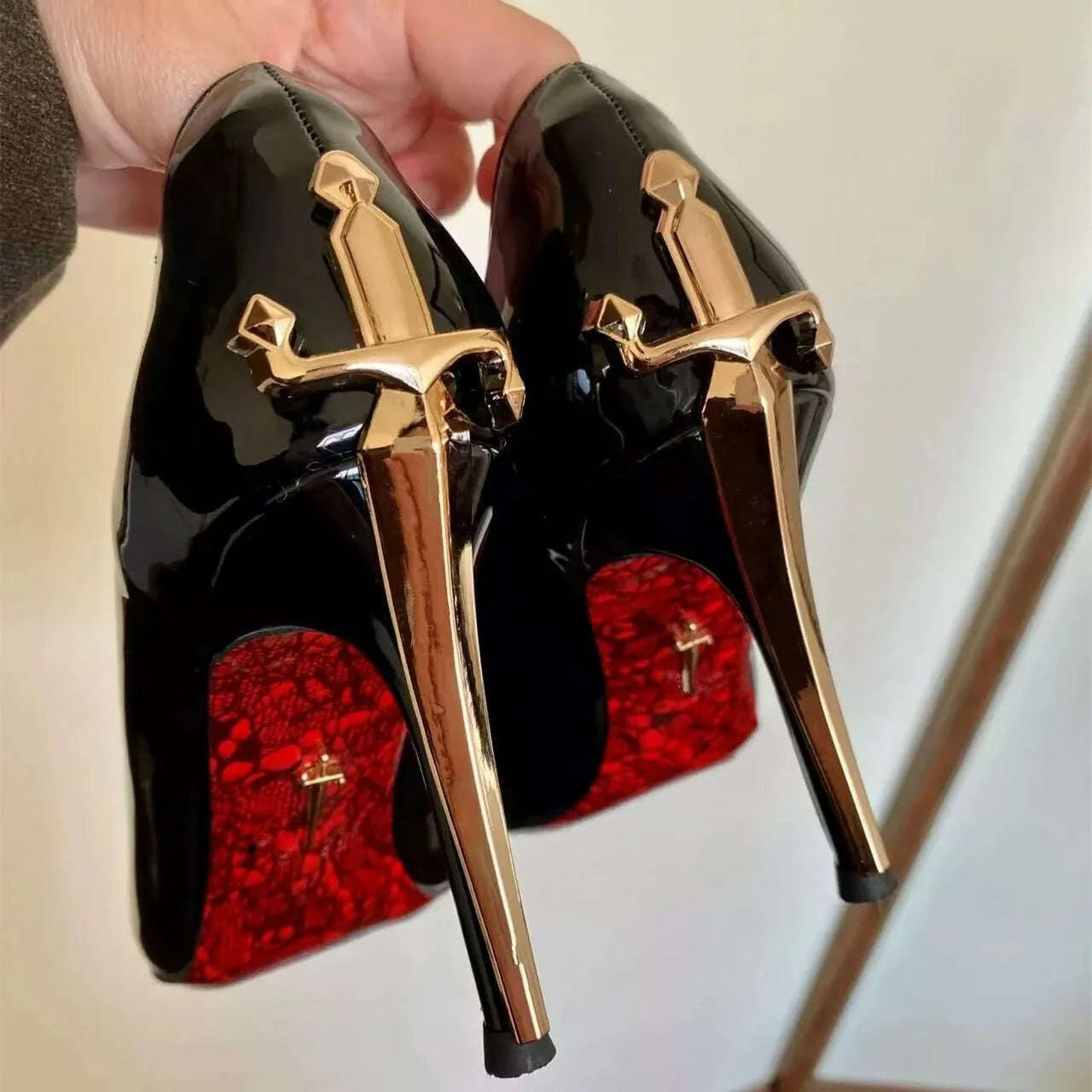 High Heels, Pointed Red Sole, Sharp Blade, Scepter, Patent Leather, Metallic, Sexy, Ladies in Arms, High-end Black Single Shoes