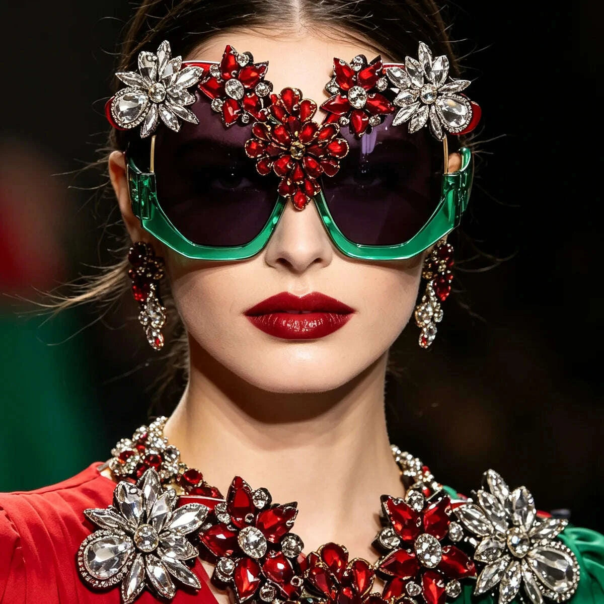 Oversized Floral Rhinestone Sunglasses Women Exaggerated Luxury Statement Eyewear for Retro Party Fashion Show V400