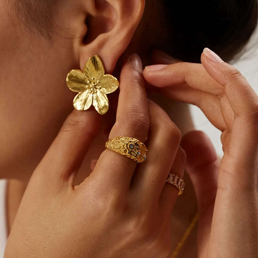 Uworld Hypoallergenic Stylish Vintage Flower Stud Earrings Premium 18k Gold Plated Stainless Steel For Women Party сережки женск - KIMLUD